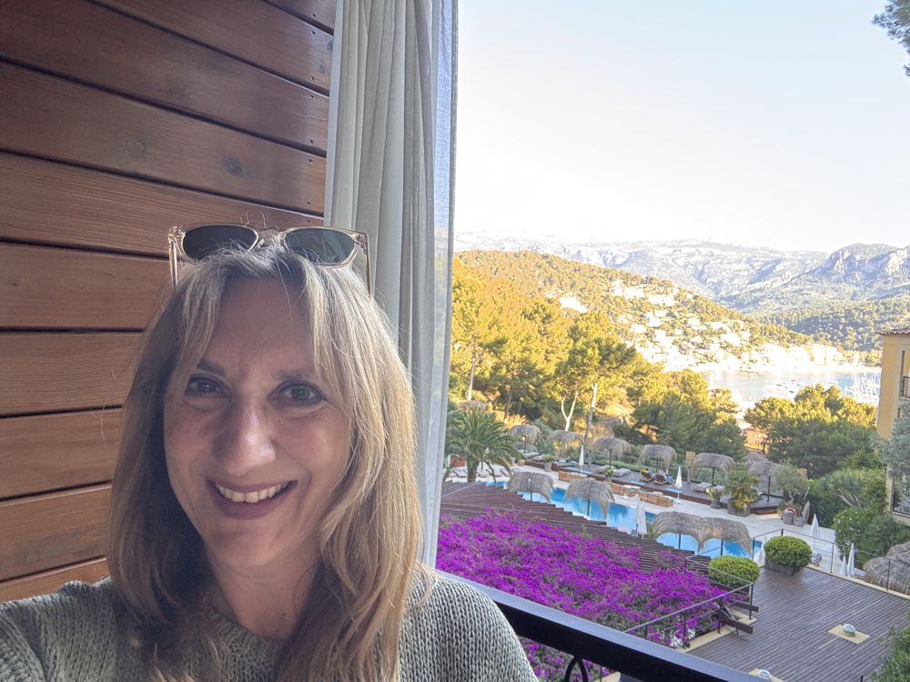 Petra auf einem Balkon über einer Bucht