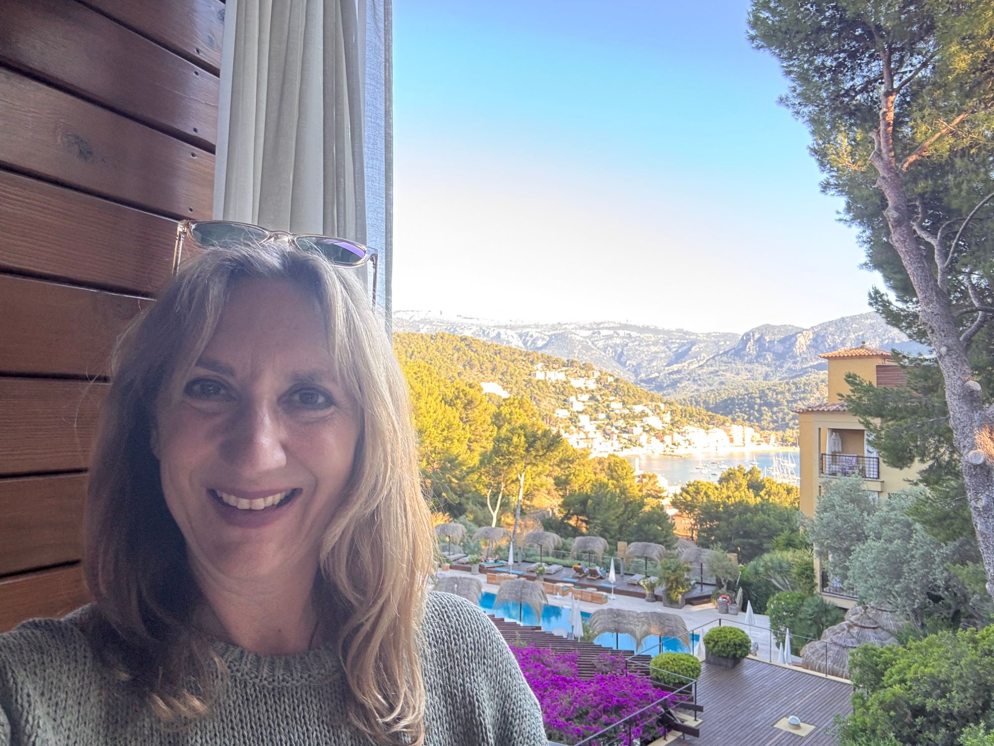 Petra auf dem Balkon mit Blick auf eine Bucht