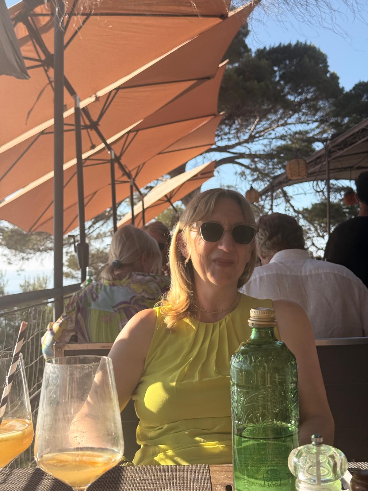 Petra im gelben Kleid